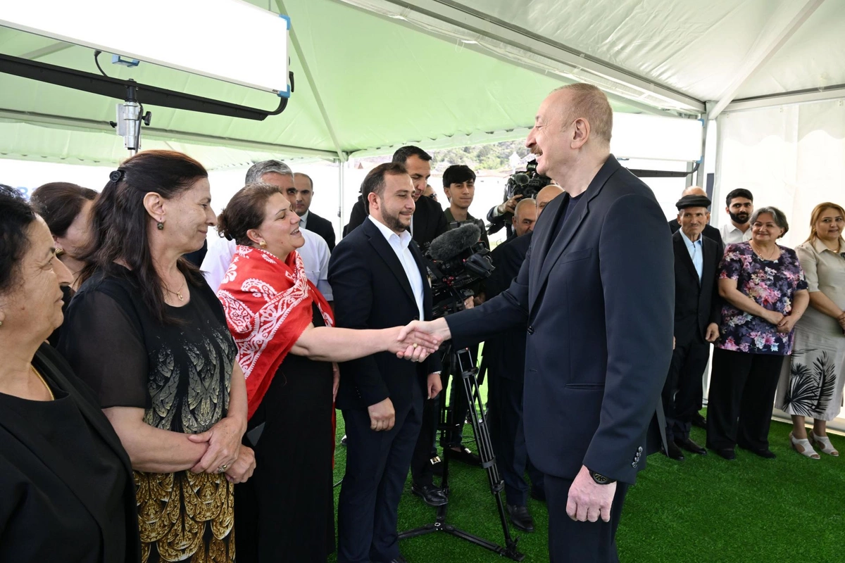 Prezident İlham Əliyev Laçının Bəylik kəndinə köçən sakinlərlə görüşüb, onlara evlərin açarlarını təqdim edib
