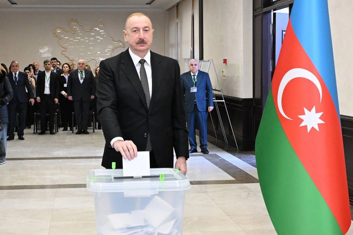 Prezident İlham Əliyev 1 saylı seçki məntəqəsində səs verib