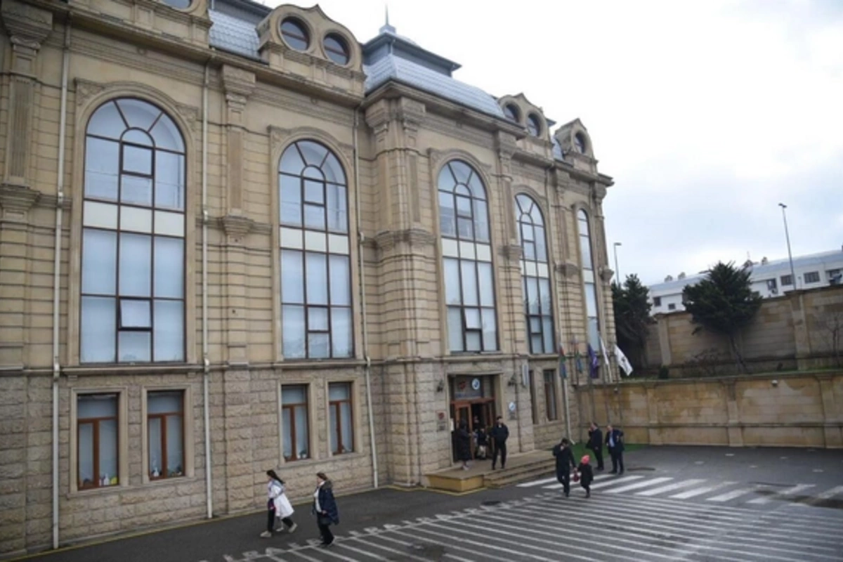 Bakıda müəlliməsini güllələməkdə təqsirli bilinən şagird həbs olunub