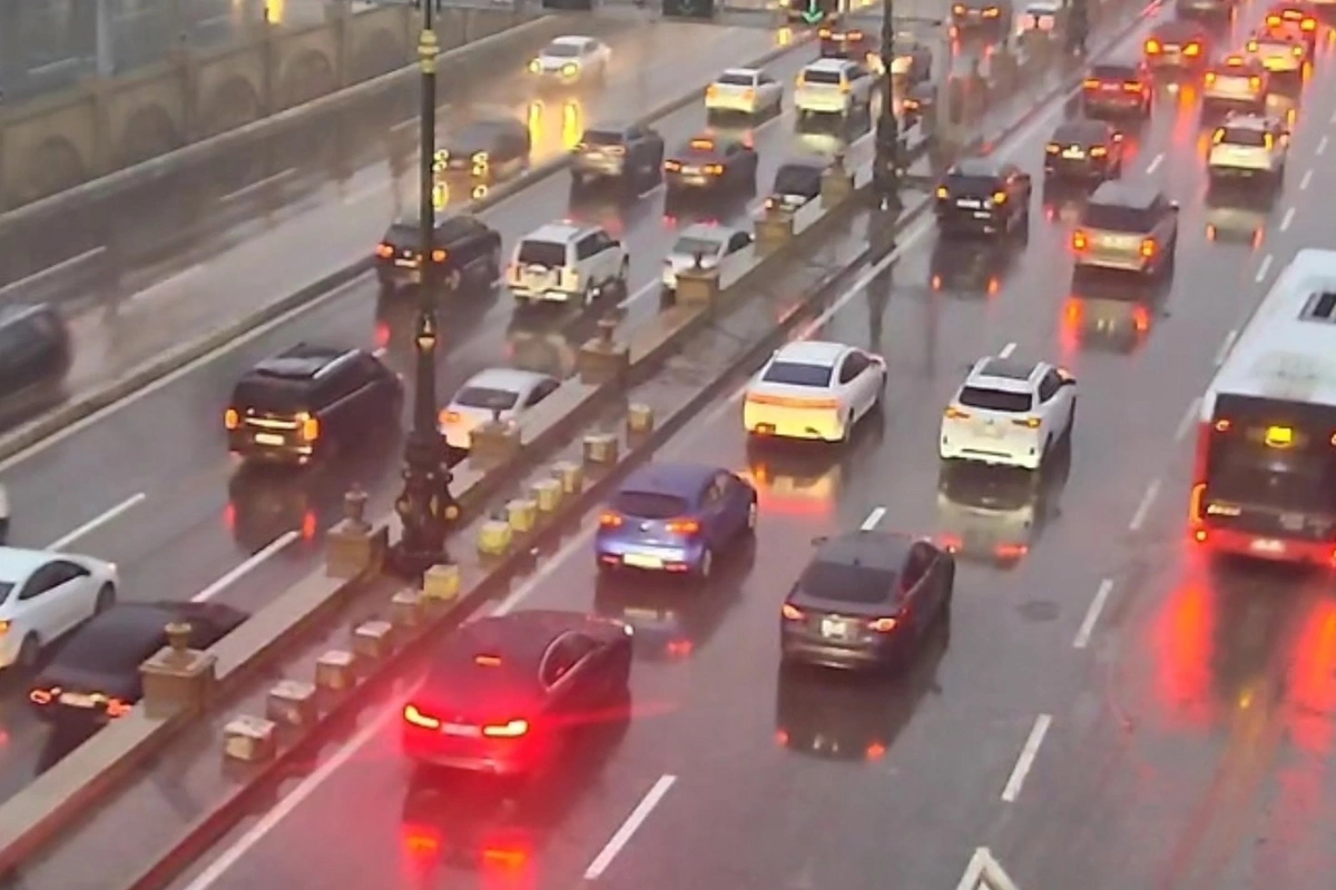 Bakıda 20 yolda tıxac yaranıb