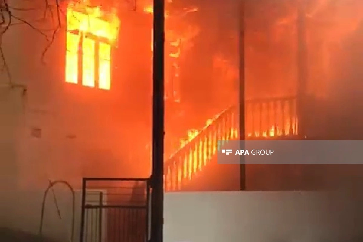 Tovuzda iki mərtəbəli ev yanıb