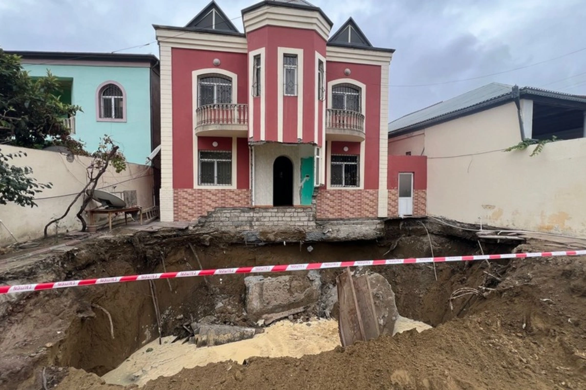 Bakıda qanunsuz tikilmiş evin altından keçən su kollektorunun sıradan çıxması təhlükəsi yaranıb Bakıda qanunsuz tikilmiş evin altından keçən su kollektorunun sıradan çıxması təhlükəsi yaranıb