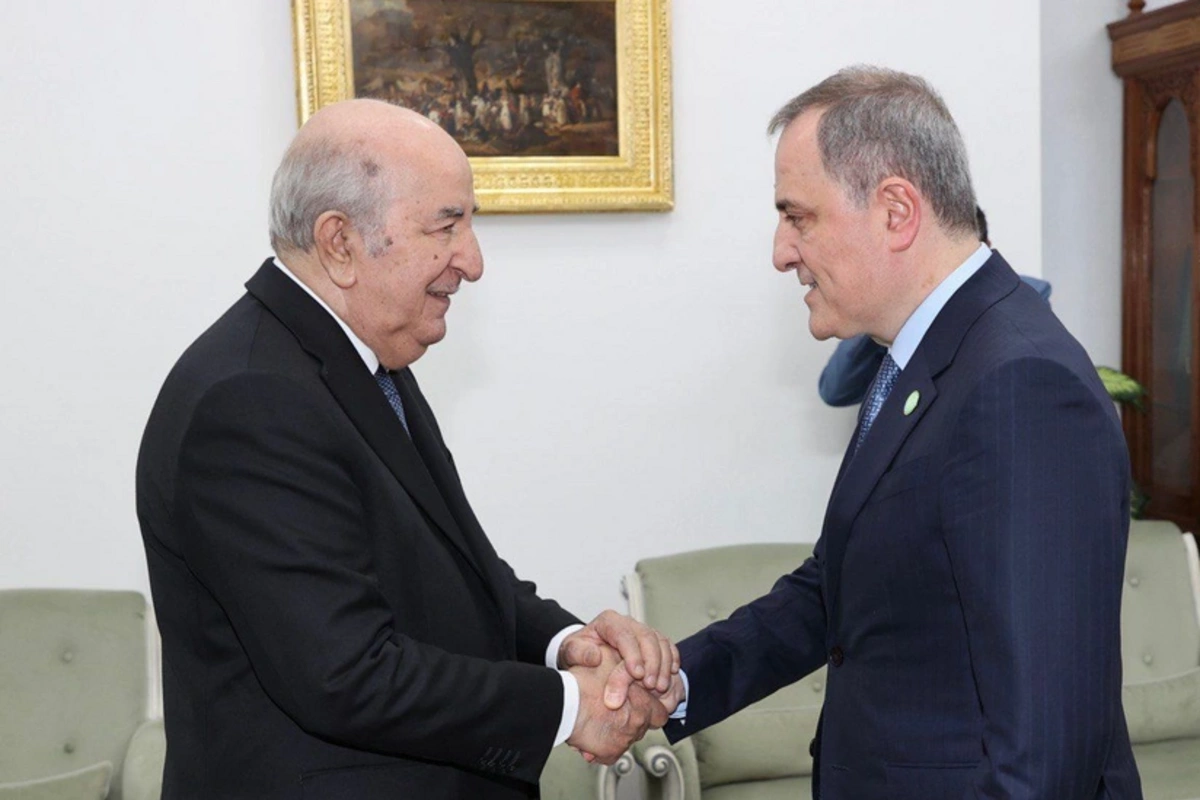 Ceyhun Bayramov Əlcəzair Prezidenti ilə beynəlxalq əhəmiyyətli məsələləri müzakirə edib