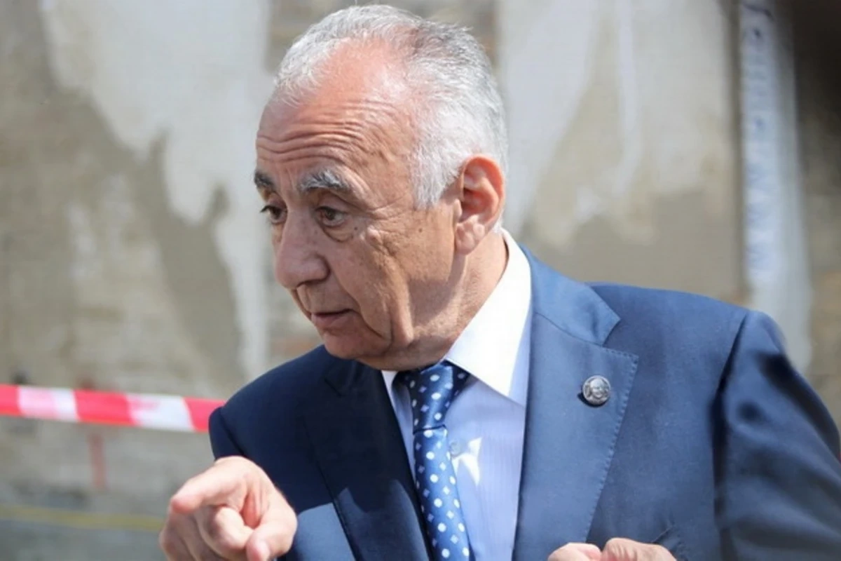 Hacıbala Abutalıbov kəndə köçüb