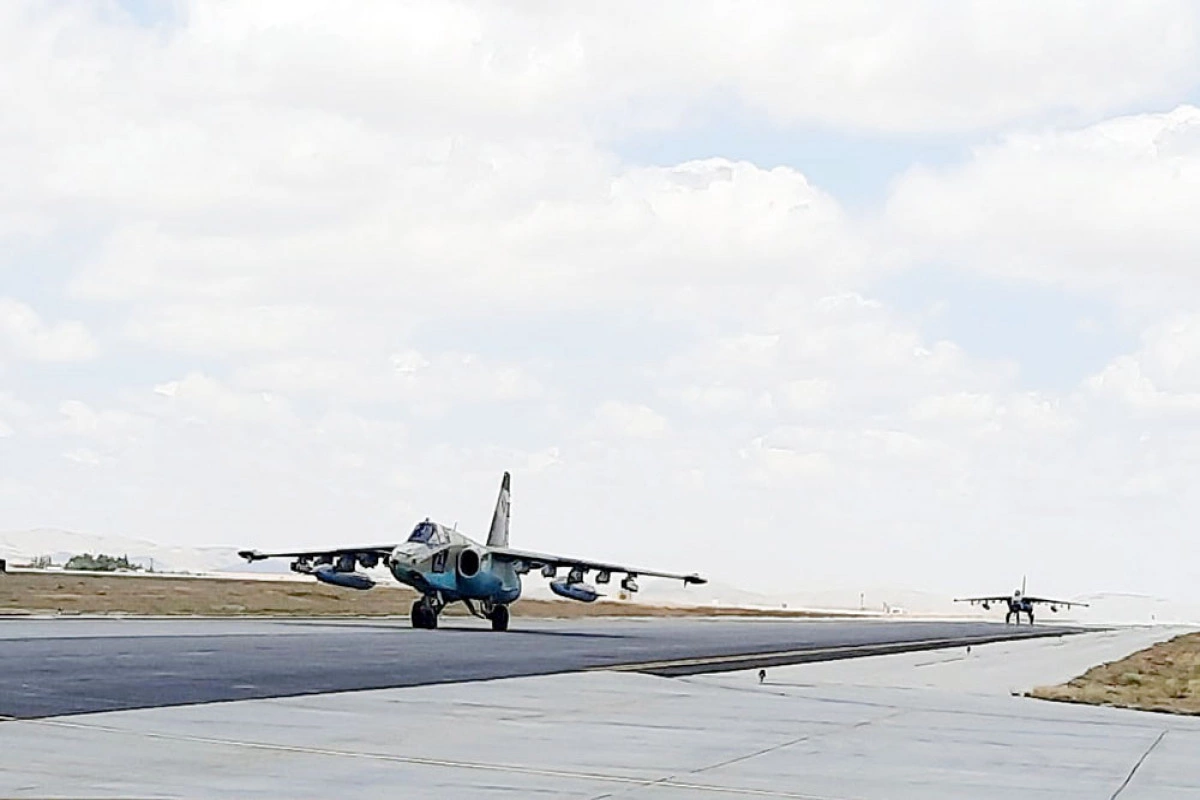 Azərbaycanın hərbi pilotları təlim-məşq uçuşları icra ediblər Azərbaycanın hərbi pilotları təlim-məşq uçuşları icra ediblər