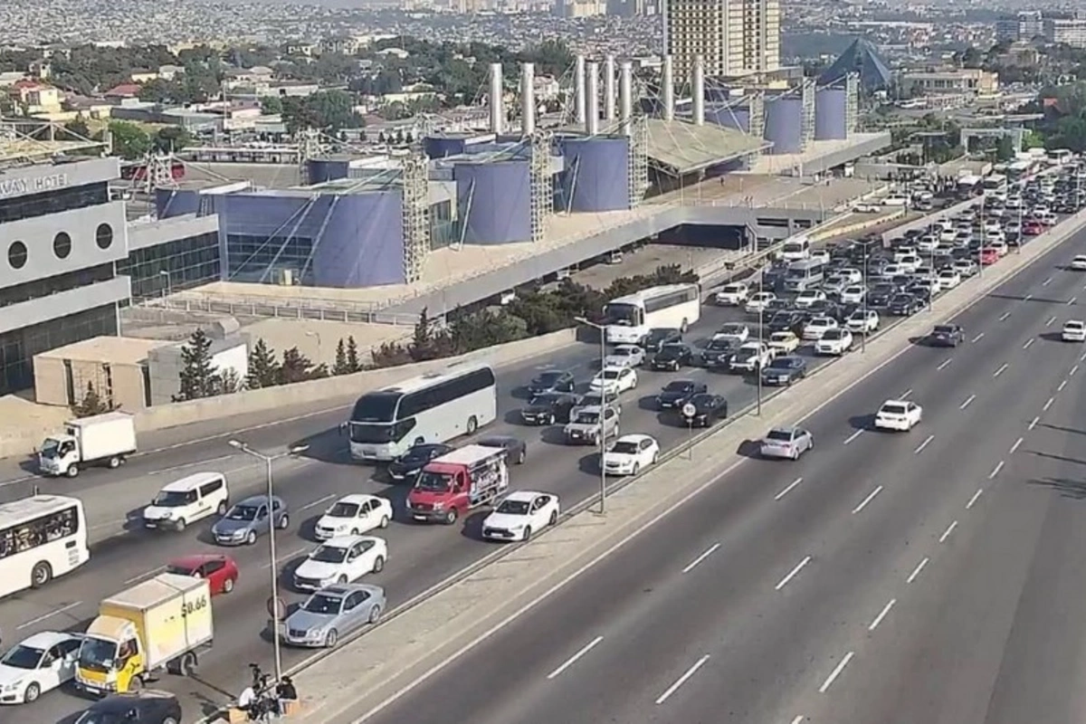 Bakının bir sıra yollarında nəqliyyatın sıxlığı yaranıb