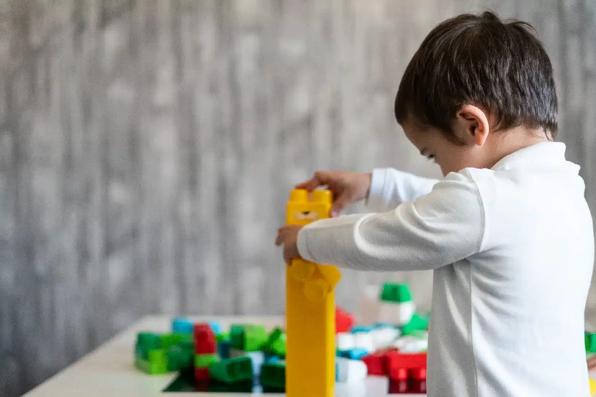 Autizim uşaqlarda diqqət və yaddaşın inkişafı üçün oyunu texnologiyası