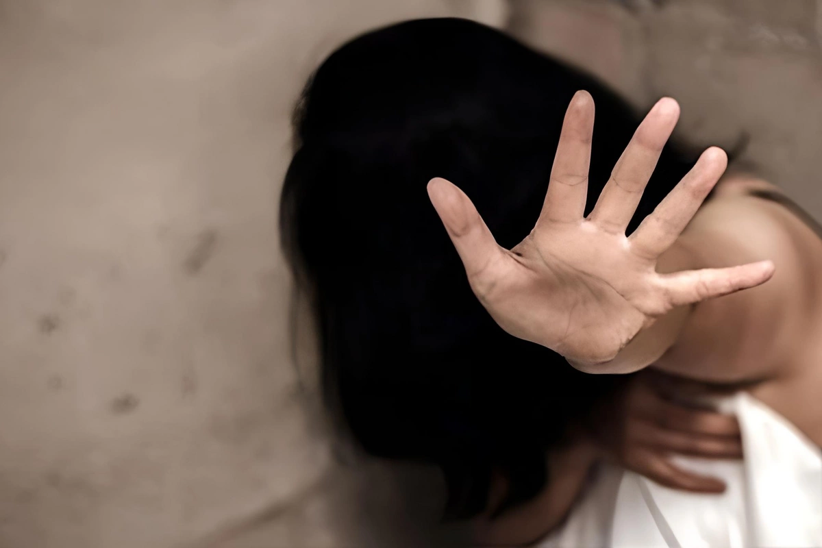 Arvadına dörd bıçaq vuran şəxsə şərti cəza verildi Arvadına dörd bıçaq vuran şəxsə şərti cəza verildi