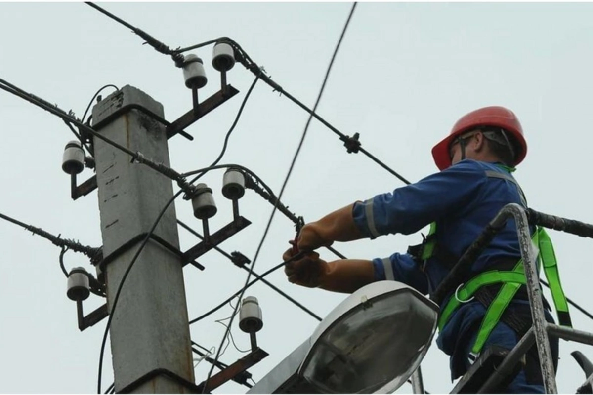 Salyanda elektrik şəbəkəsinin əməkdaşını cərəyan vurub Salyanda elektrik şəbəkəsinin əməkdaşını cərəyan vurub