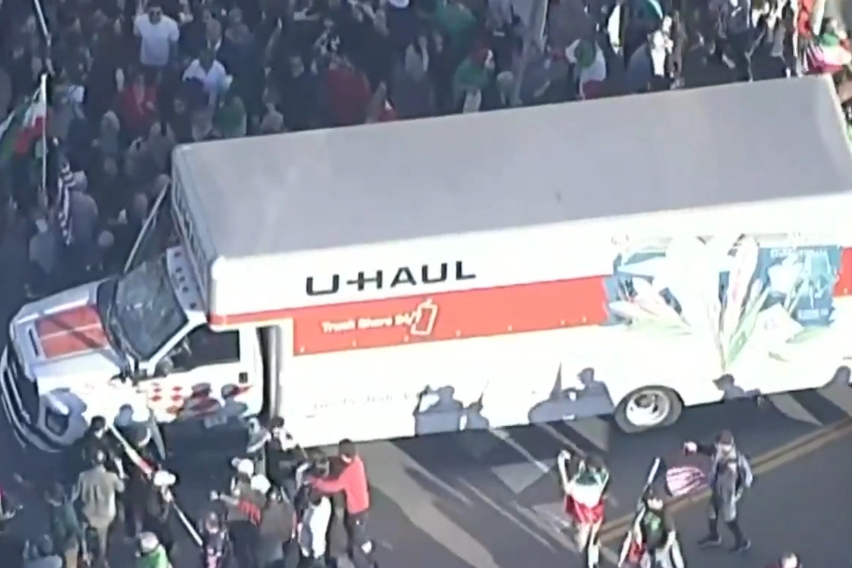 İrana dəstək aksiyasında yük maşını nümayişçilərin üzərinə sürüldü