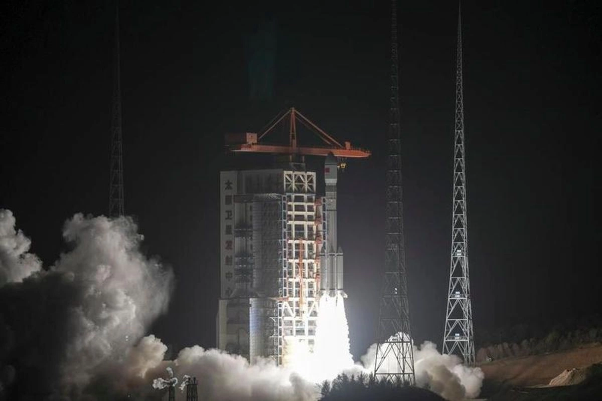 Çin Uzun Yürüş-6 raketi ilə yeni peyk qrupunu orbitə buraxdı