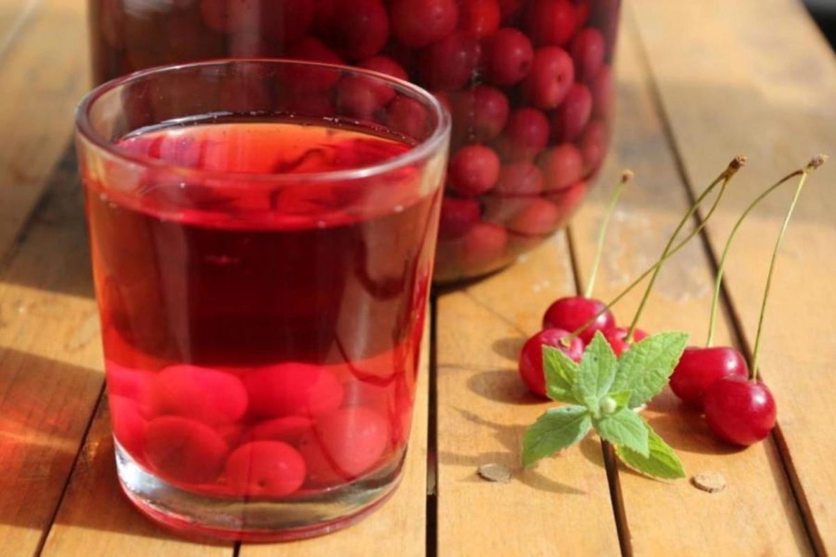 Kompot qazlı içkidən daha təhlükəlidir Kompot qazlı içkidən daha təhlükəlidir