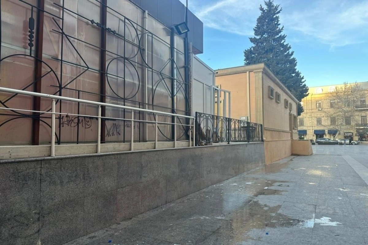 Nizami Kino Mərkəzinin divarına qraffiti çəkən şəxslər saxlanılıb