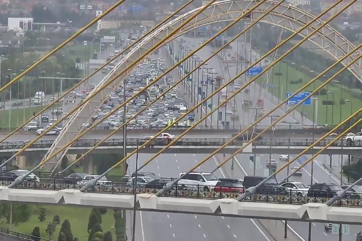 В Баку ограничено движение на ряде улиц и проспектов