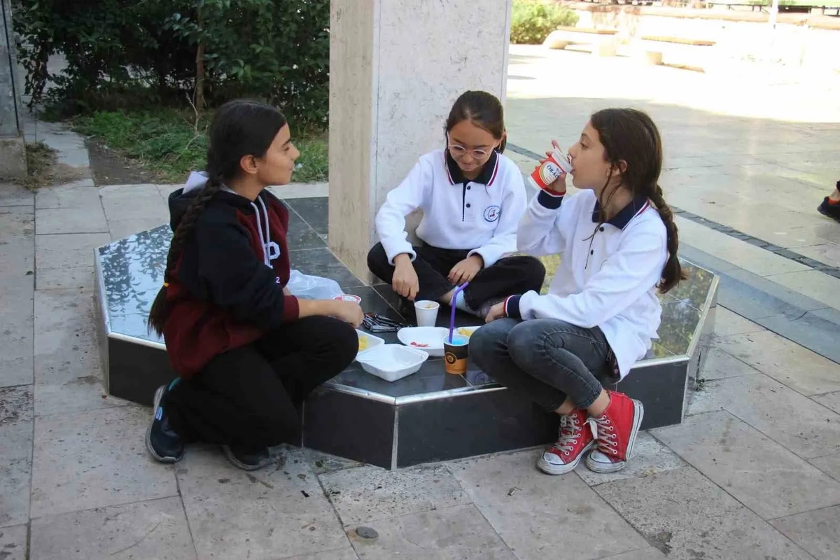 Şagirdlər yeməyi çöldə yerdə yeməyə məcbur oldular Şagirdlər yeməyi çöldə yerdə yeməyə məcbur oldular