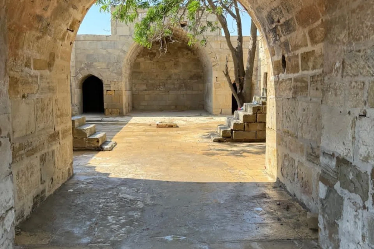 Qaradağda tarixi karvansaraya qanunsuz müdaxilənin qarşısı alınıb, araşdırma aparılır