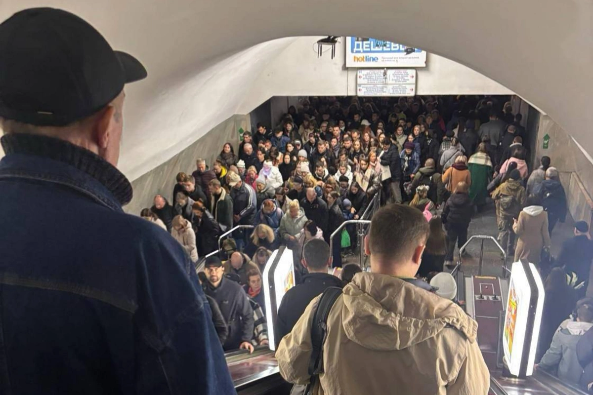 Kiyevdə elektrik təchizatı DAYANDI – Mərkəzi küçələr və metro stansiyalar işıqsız qalıb Kiyevdə elektrik təchizatı DAYANDI – Mərkəzi küçələr və metro stansiyalar işıqsız qalıb