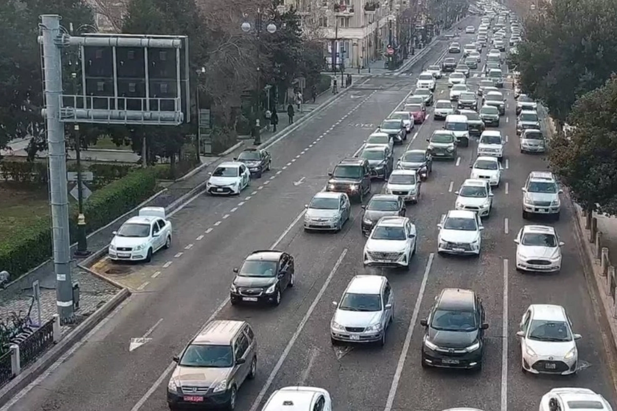 Bakının bir sıra yollarında nəqliyyatın sıxlığı yaranıb