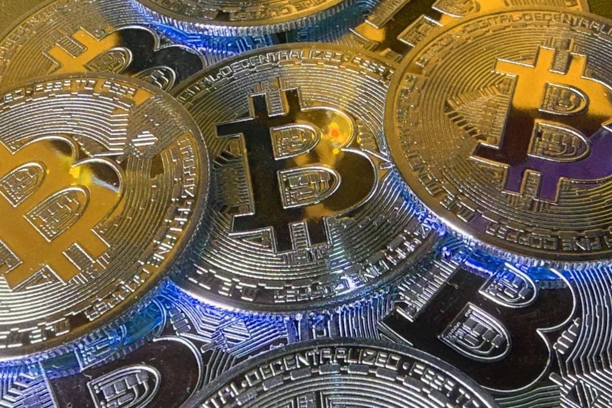 Kriptovalyuta bazarında kəskin eniş: Bitcoin yenidən çökdü