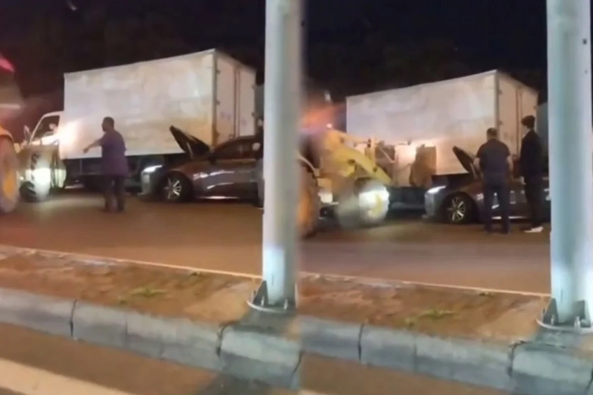 Bakıda minik avtomobili yük maşınına çırpıldı
