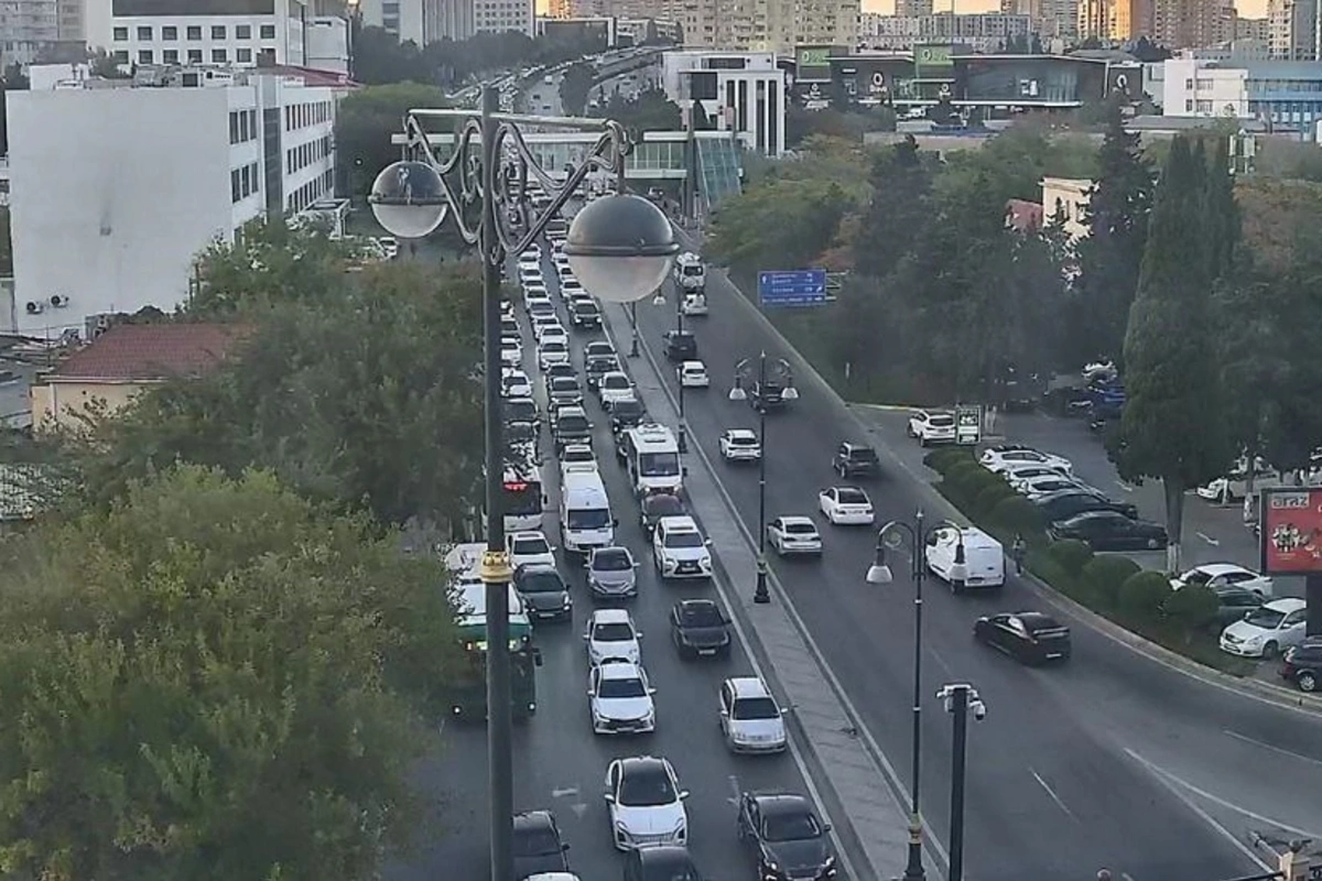 Paytaxtın bir sıra yollarında sıxlıq var Paytaxtın bir sıra yollarında sıxlıq var