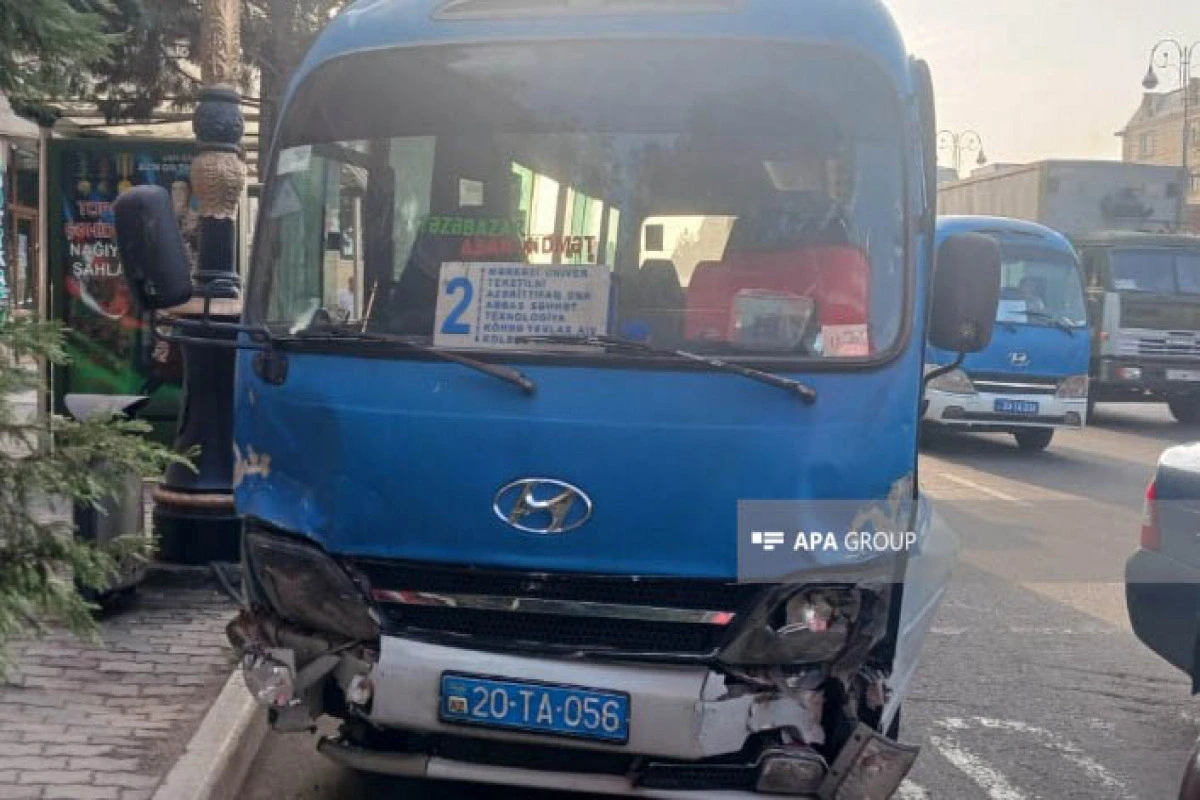 Gəncədə zəncirvari QƏZA: Mikroavtobus altı maşına çırpıldı Gəncədə zəncirvari QƏZA: Mikroavtobus altı maşına çırpıldı