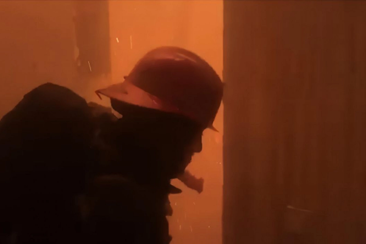 Sumqayıtda ev yanıb