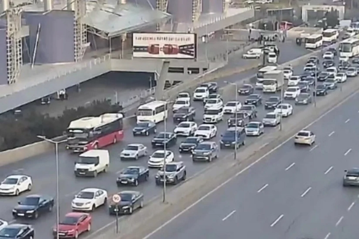 Bakının bir sıra yollarında tıxac yaranıb