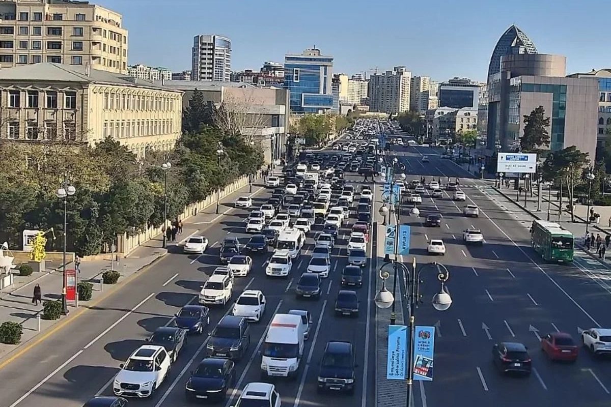 Bakının bir sıra yollarında nəqliyyatın sıxlığı yaranıb