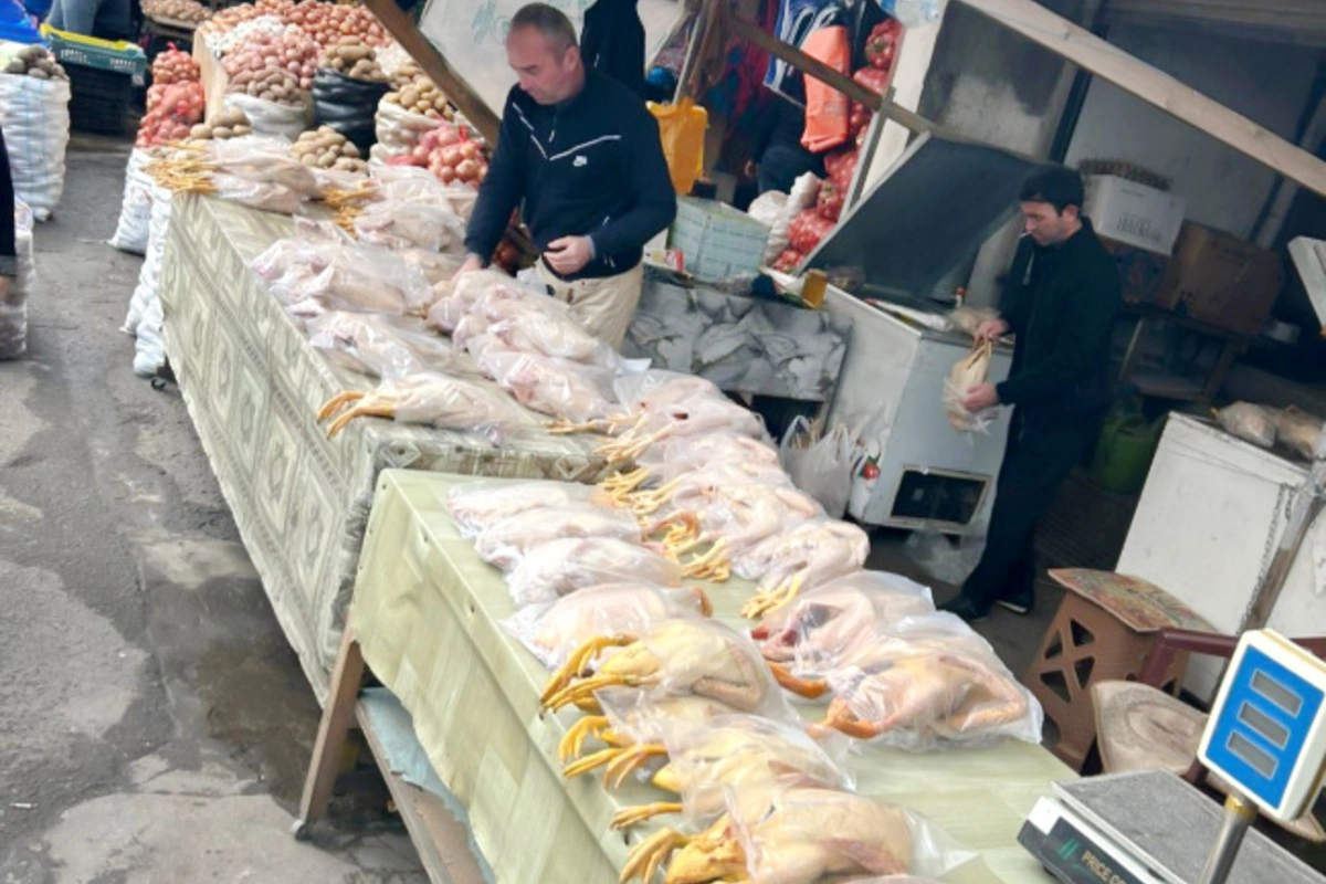 Bazarlarda monitorinq - Qidalar üstü açıq, toz içində...