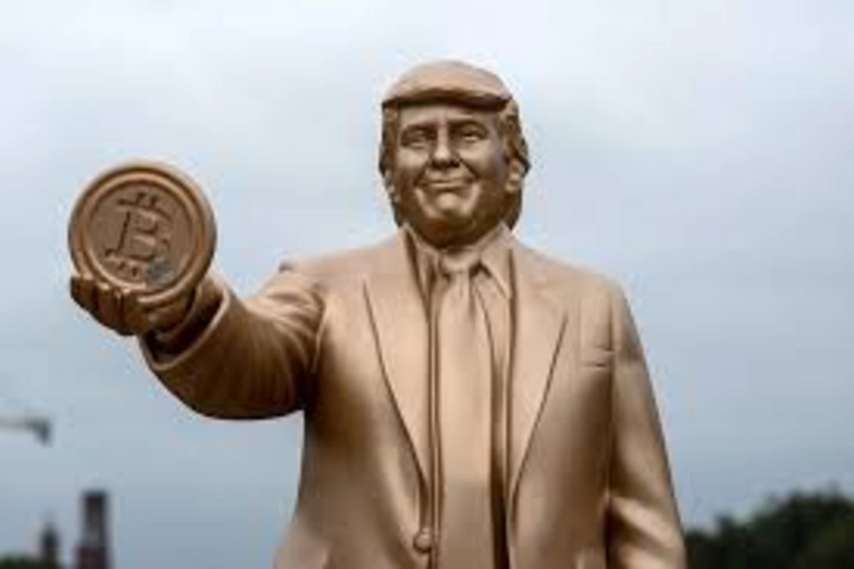A gigantic golden monument with a bitcoin coin in his hands was erected for Trump