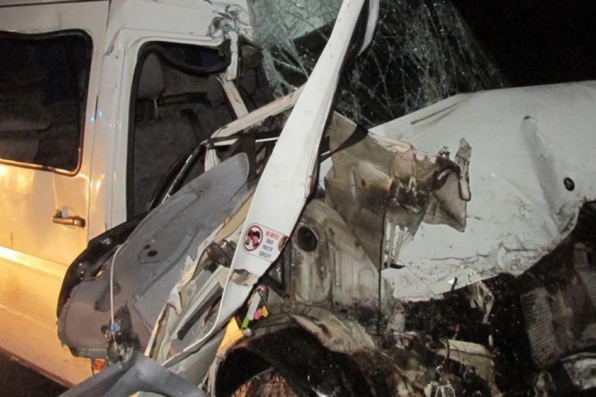 Ağdərədə mikroavtobusla minik avtomobili toqquşub: Xeyli sayda yaralı var
