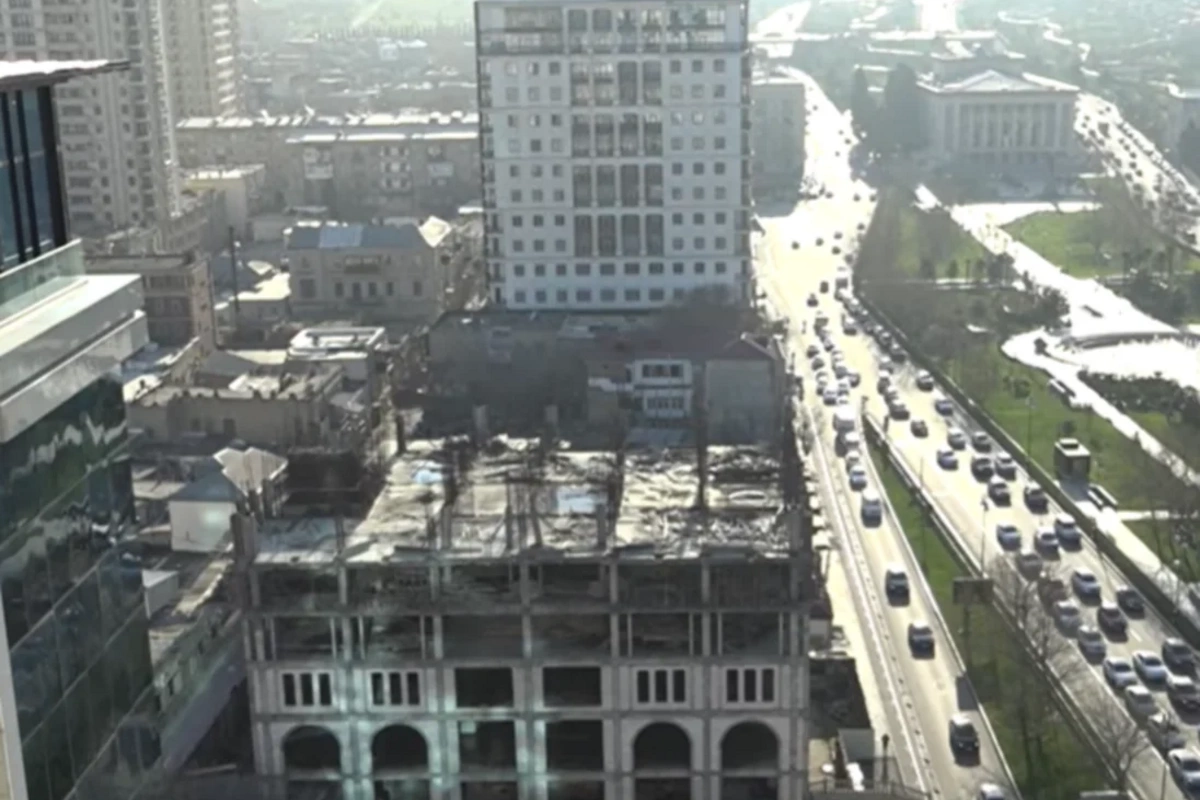 Bakıda tikintisi illərdir yarımçıq qalan binalar zibil poliqonuna çevrilir