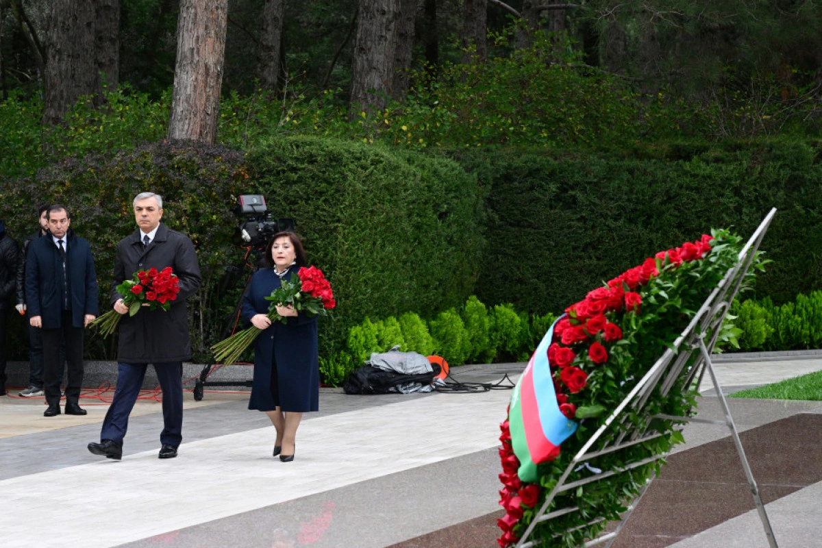 Dövlət və hökumət rəsmiləri Fəxri xiyabanı ziyarət ediblər