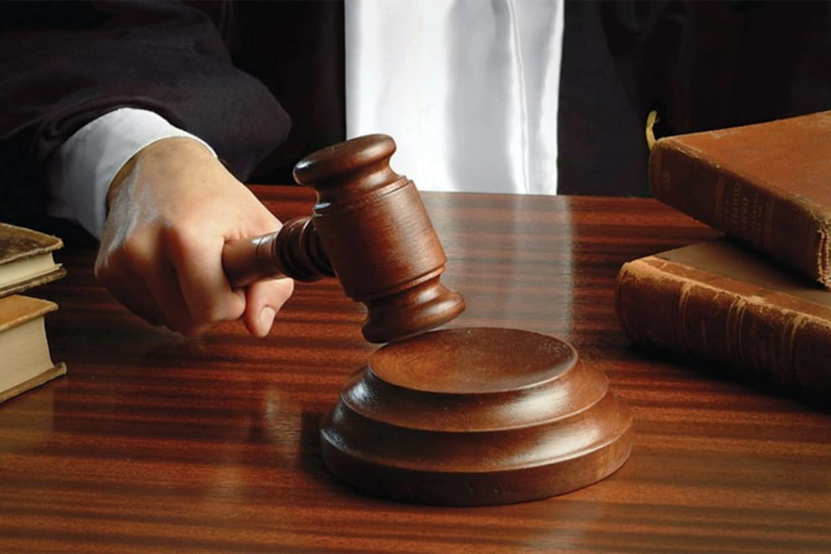 Atasını öldürən yeniyetməyə hökm oxundu