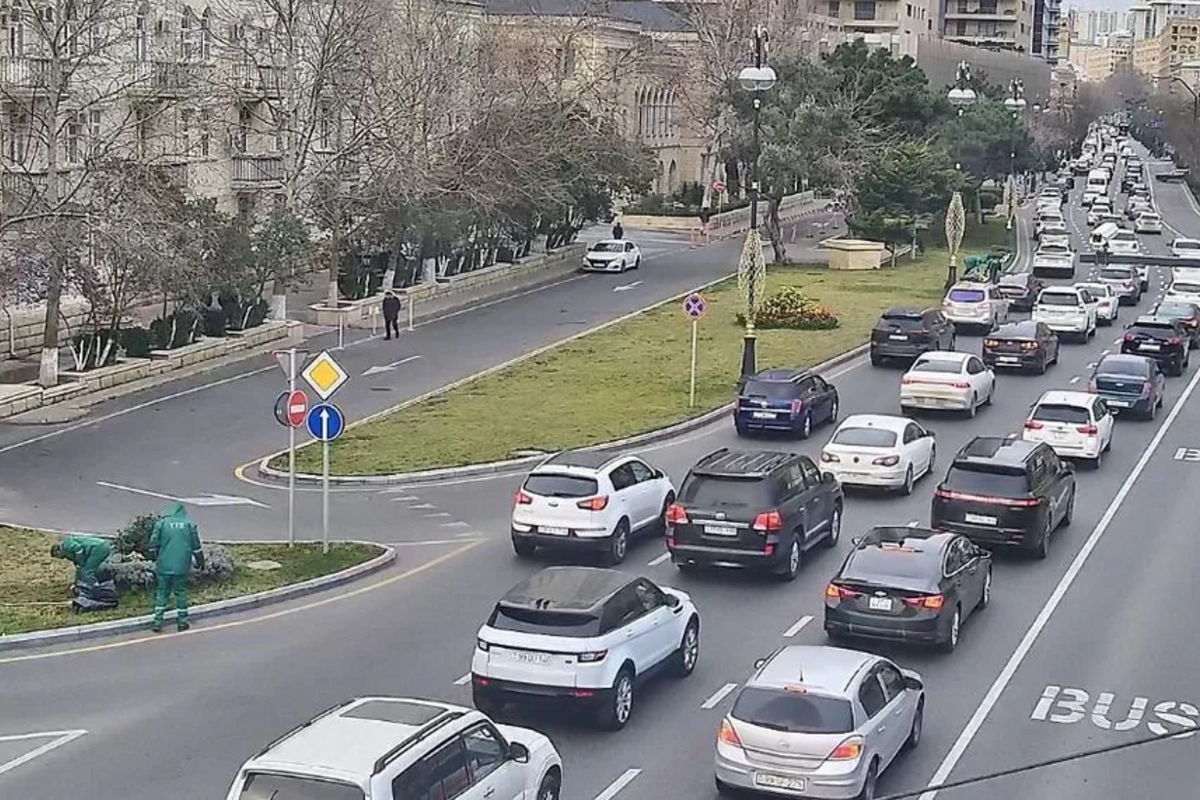 Bakının bir sıra yollarında tıxac yaranıb