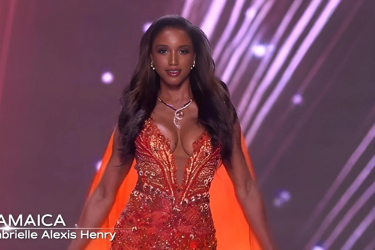 На конкурсе Мисс Вселенная 2025 участница упала на сцене: ее унесли на носилках