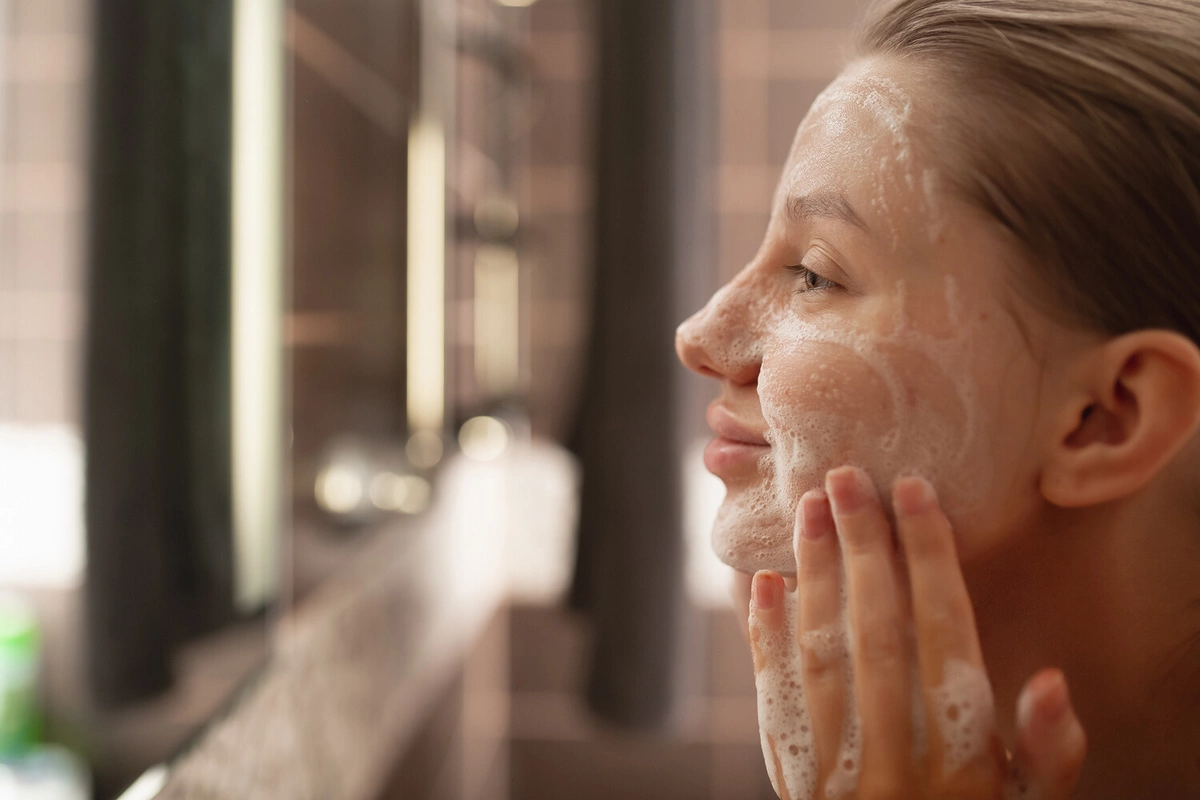 How to Wash Your Face Properly to Avoid Aging: The Invisible Cause of Wrinkles
