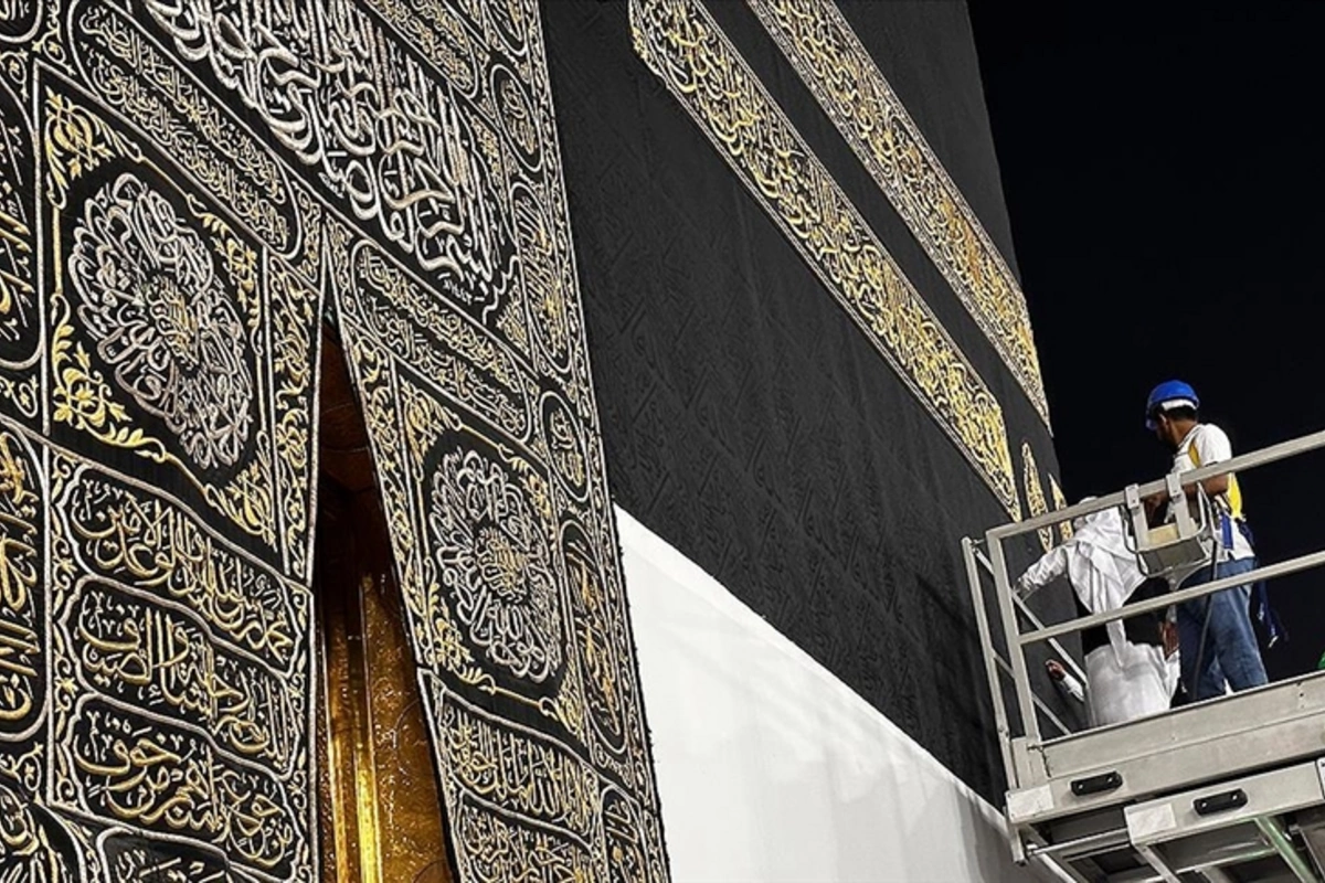 The cover of the Kaaba has been replaced with a new one