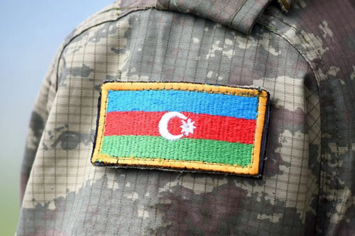 MM hərbi qulluqçuların şəxsi jetonla təmin edilməsi haqqında dəyişikliyi I oxunuşda qəbul edib