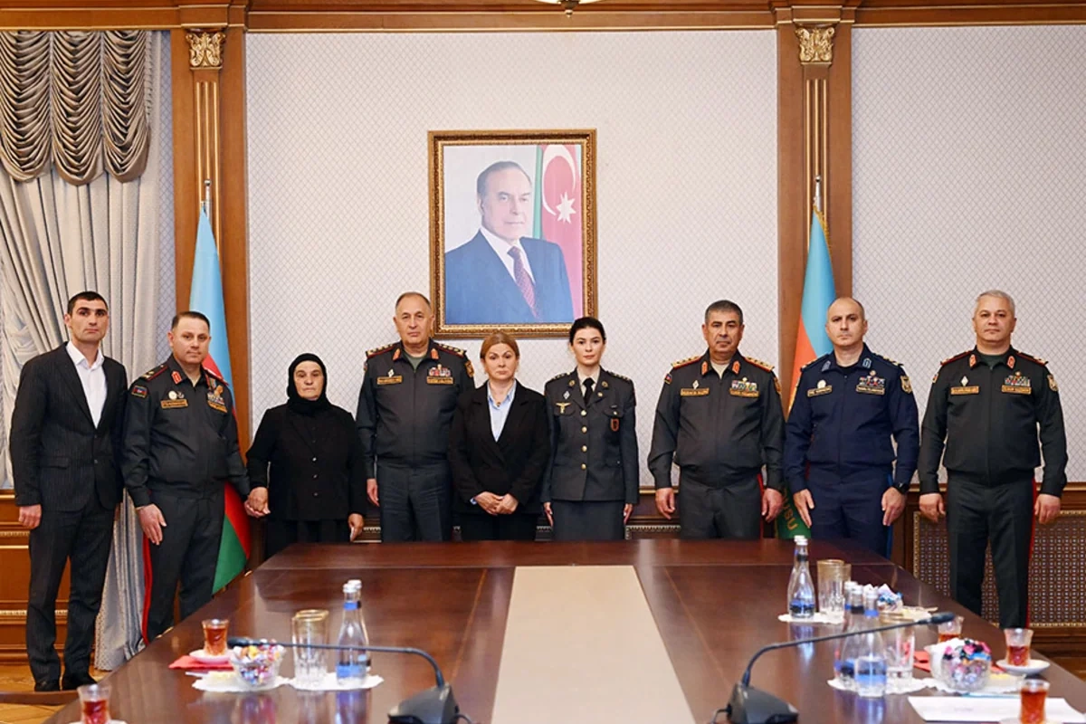 Zakir Həsənov Milli qəhrəmanların ailələlərinə medallar təqdim edib