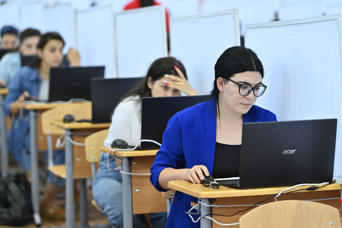 Neçə müəllim iş yerini dəyişdirib?