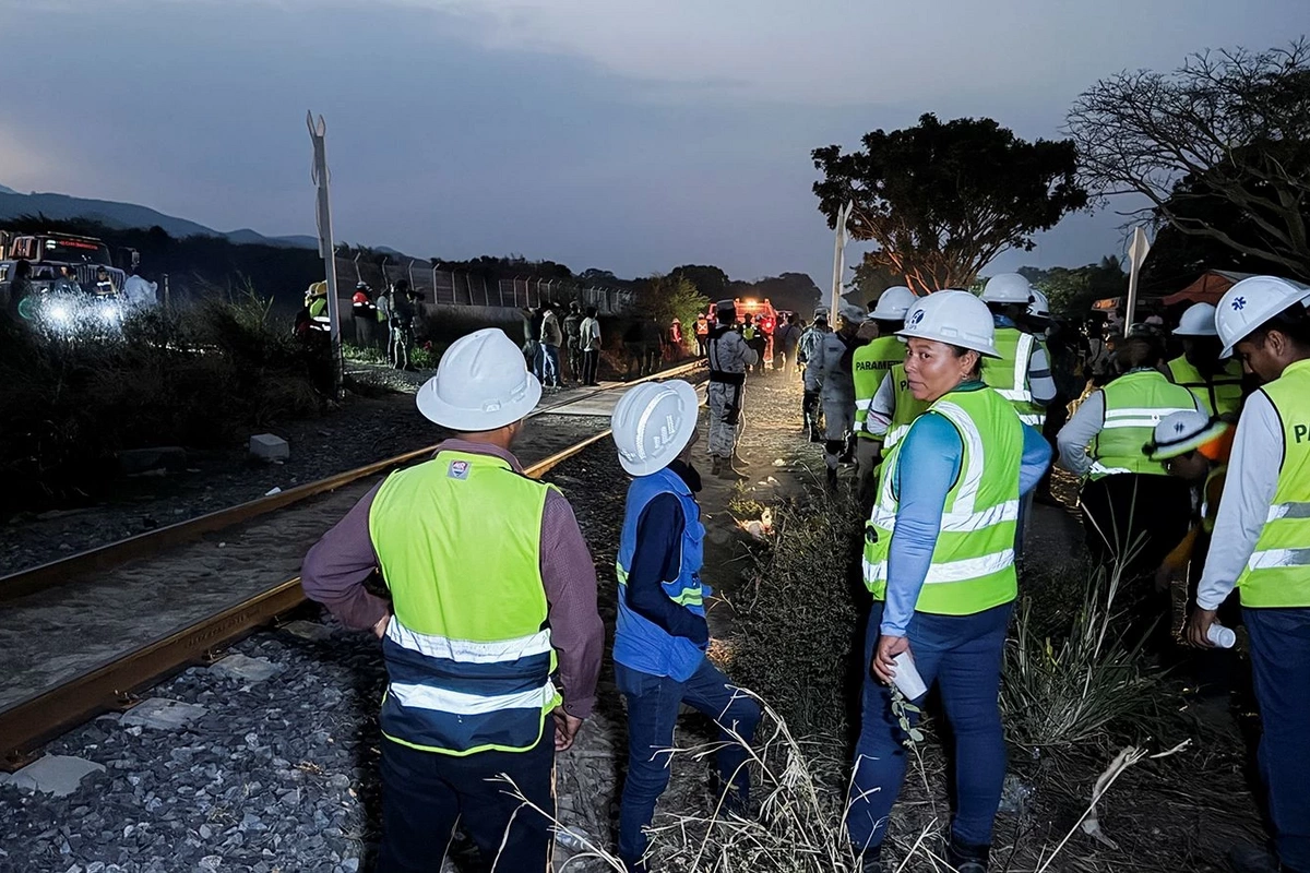 Meksikada sərnişin qatarı relsdən çıxdı: azı 13 nəfər ölüb, onlarla yaralı var