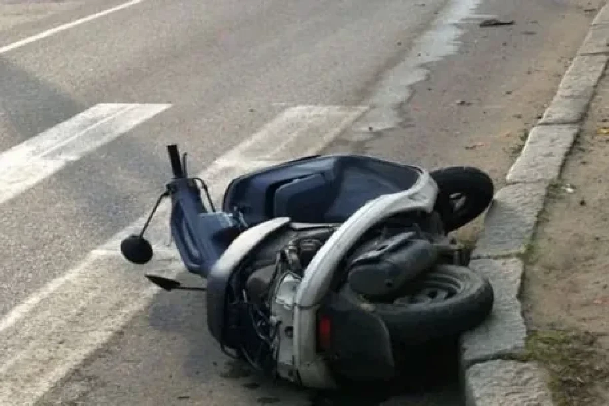 Skuterdən yıxılan yeniyetmə xəstəxanaya aparılarkən ölüb