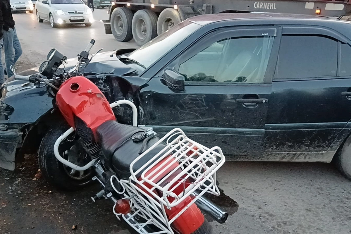Tovuzda Fordla motosiklet toqquşdu - Xəsarət alan var