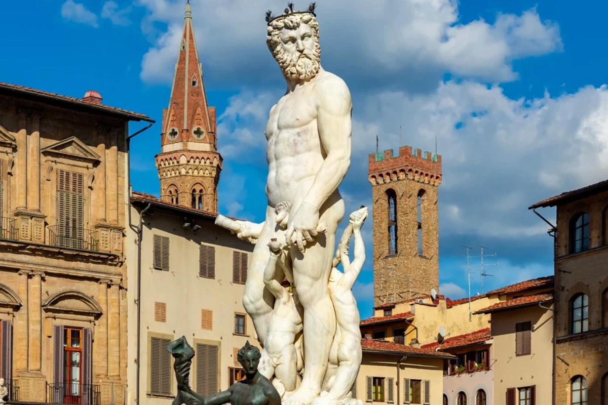 Florensiyada turist tarixi heykəli zədələyib: 5 min avroluq ziyan