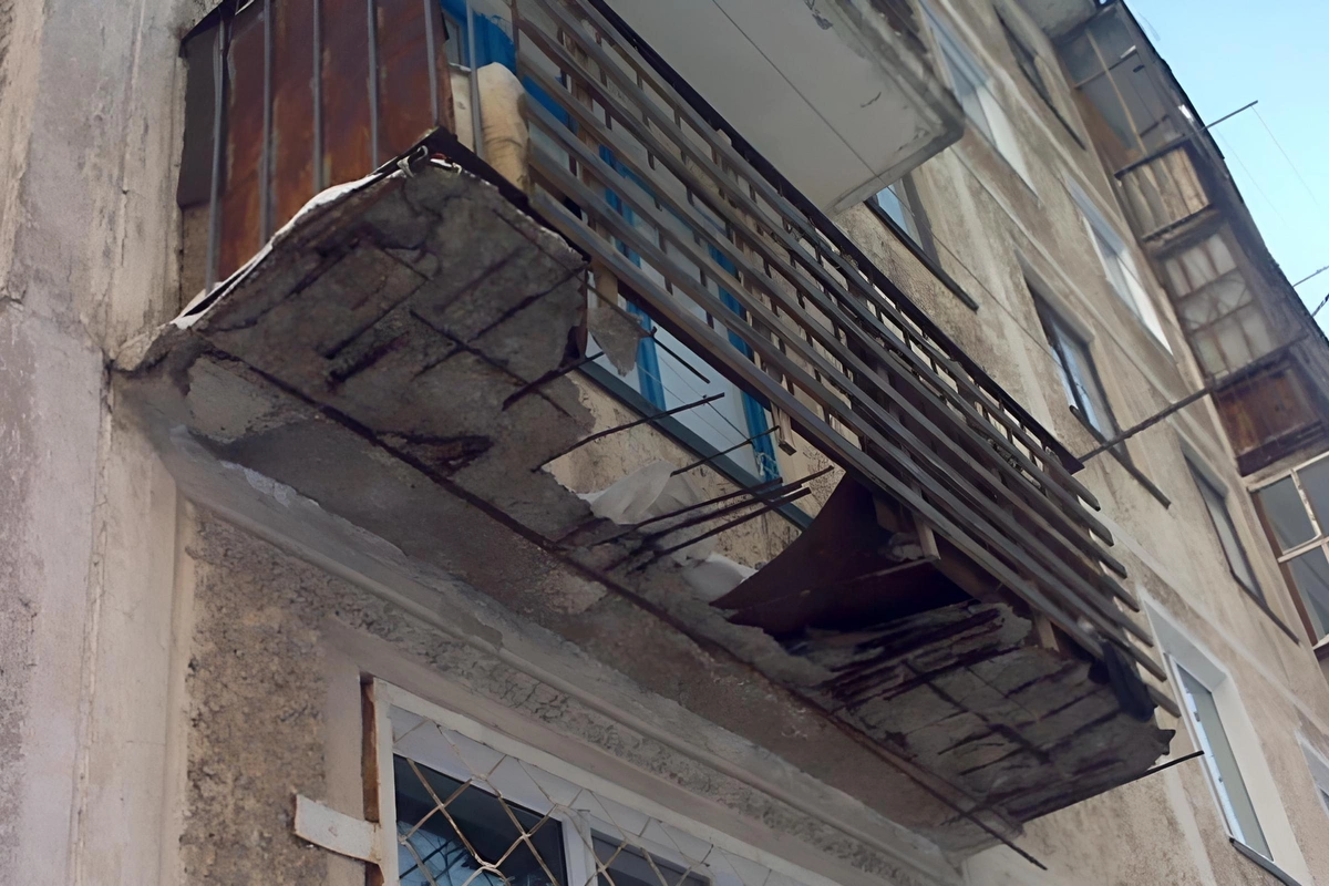 Bakıda binanın eyvanı uçub