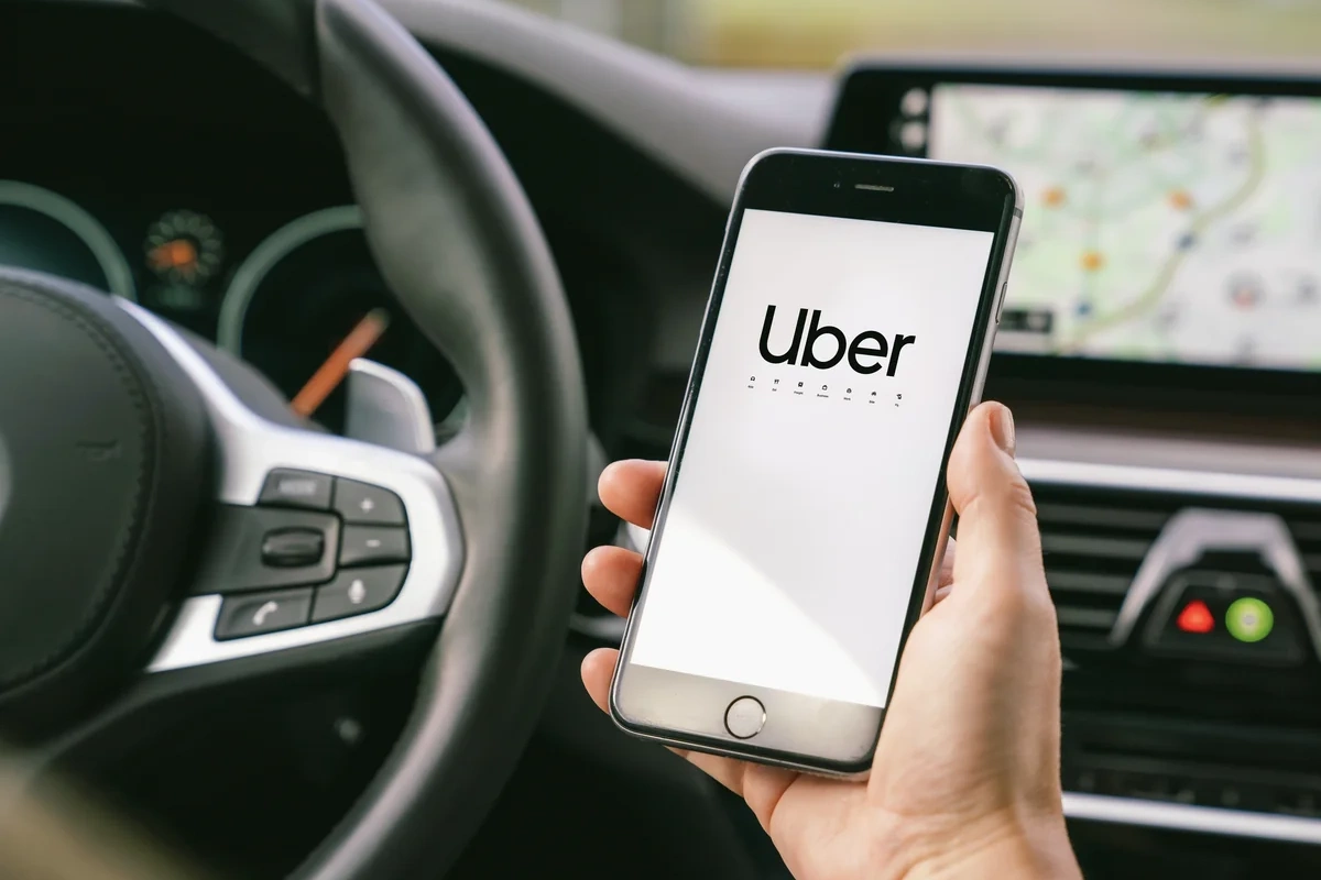 Sürücü hesablarını blokladığına görə Uberi 825 milyon avro cərimə gözləyir