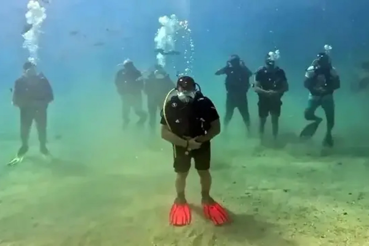 Suyun altında namaz qıldılar