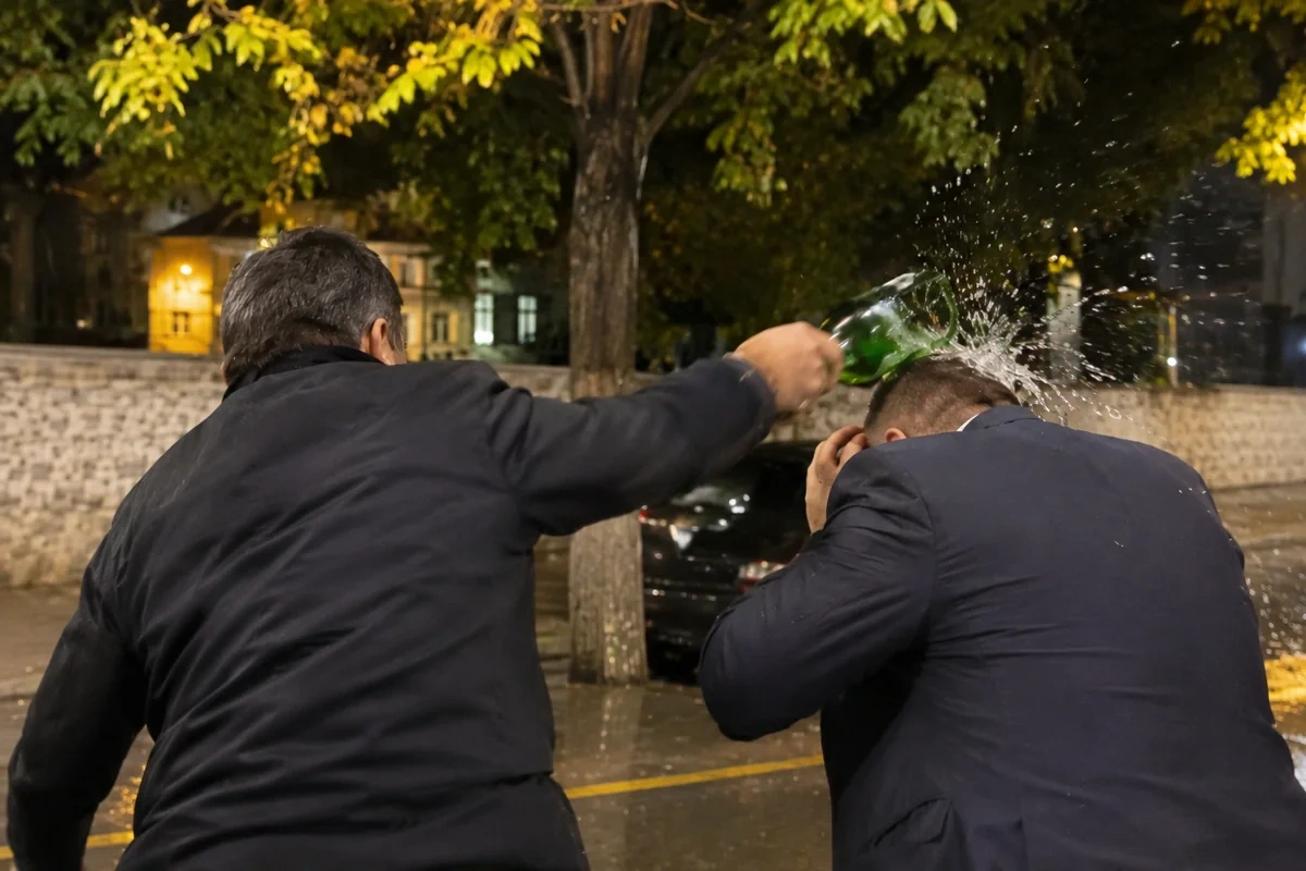 Məmur Şəkidə ciyər axşamında bələdiyyə sədrinin başına butulka çırpdı - Təfərrüat